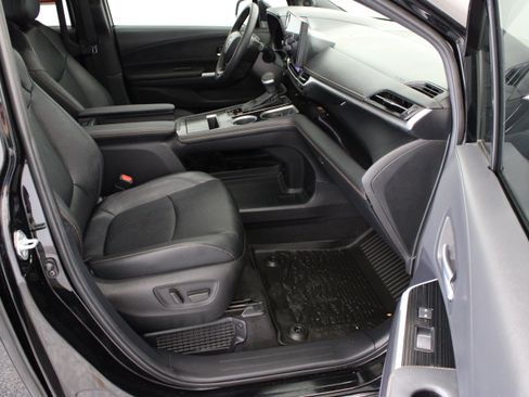 Certified 2025 Toyota Sienna XLE Woodland Edition AWD/4WD image 39