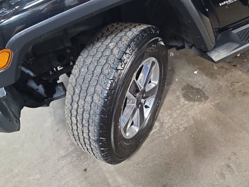 Used 2018 Jeep Wrangler Unlimited Sahara AWD/4WD image 28