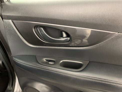 Used 2020 Nissan Rogue S image 36