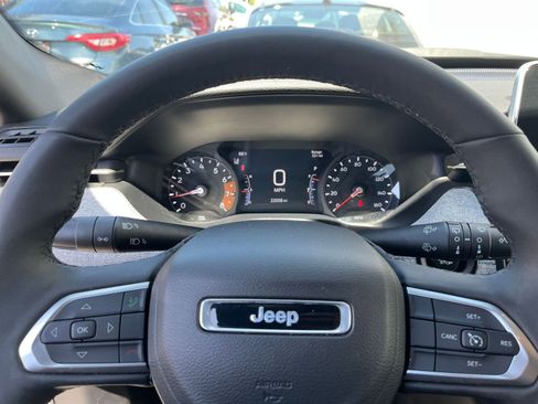 Used 2025 Jeep Compass Latitude image 28