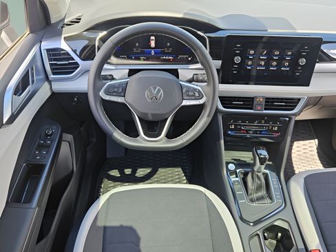 Certified 2025 Volkswagen Taos SE FWD image 10