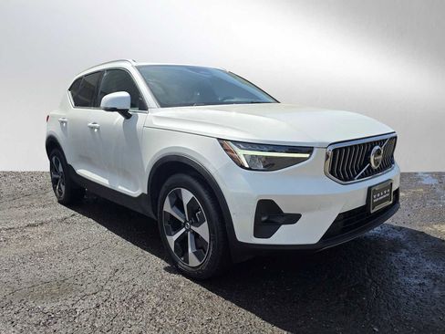 Certified 2024 Volvo XC40 B5 Plus image 7