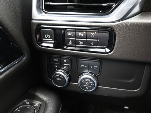 Used 2025 GMC Yukon XL Denali image 13