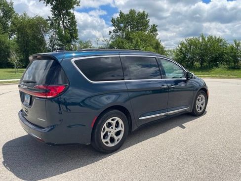 Used 2023 Chrysler Pacifica Limited FWD image 3