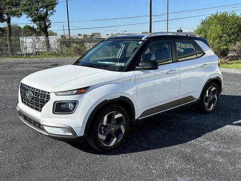 Certified 2023 Hyundai Venue Limited w/ Cargo Package FWD image 4