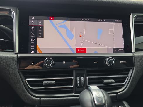 Certified 2023 Porsche Macan AWD/4WD image 21