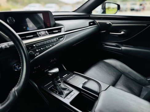 Used 2019 Lexus ES 300h w/ Premium Package image 14