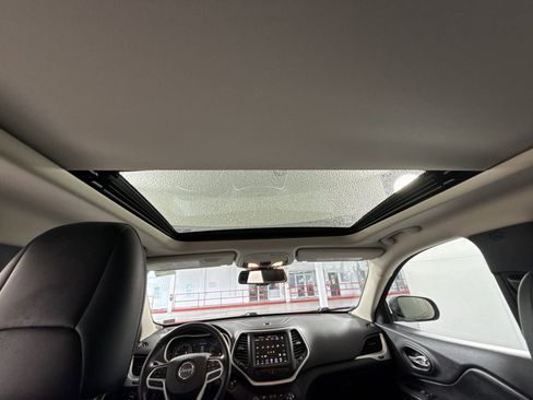 Used 2017 Jeep Cherokee Trailhawk image 24