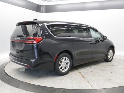 Used 2023 Chrysler Pacifica Touring-L FWD image 5