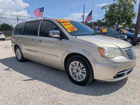 Used 2013 Chrysler Town & Country Limited w/ Luxury Group FWD image 3