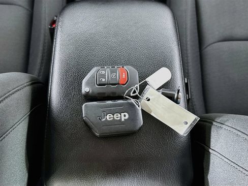 Used 2023 Jeep Wrangler Unlimited AWD/4WD image 31