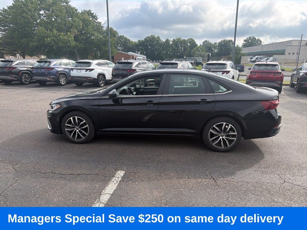 Used 2025 Volkswagen Jetta SE FWD image 7