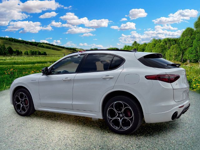 Used 2023 Alfa Romeo Stelvio Veloce AWD/4WD image 4