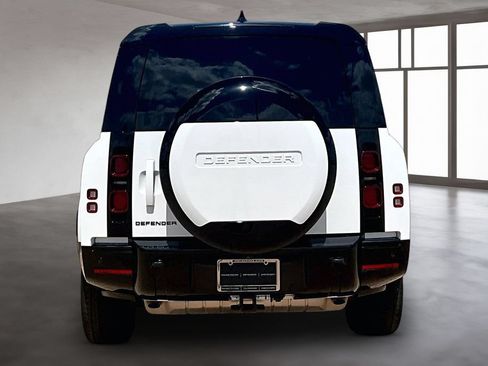 Certified 2025 Land Rover Defender 130 X-Dynamic SE AWD/4WD image 4