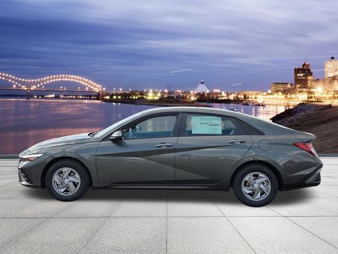 New 2026 Hyundai Elantra SEL Sport FWD image 2