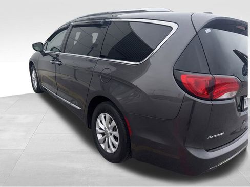 Used 2018 Chrysler Pacifica Touring-L w/ Advanced Safetytec Group FWD image 16