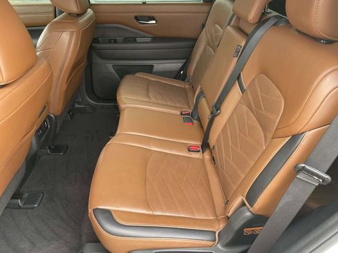 Used 2024 Nissan Pathfinder Platinum w/ Cargo Package AWD/4WD image 12