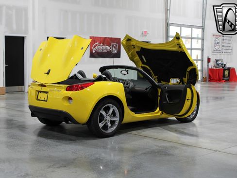 Used 2008 Pontiac Solstice GXP w/ Premium Package image 19