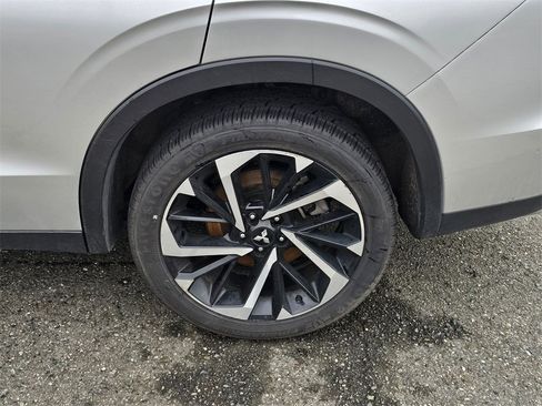 Used 2024 Mitsubishi Outlander SE image 9