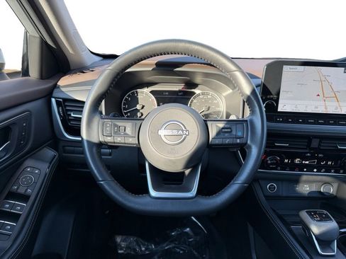 Used 2023 Nissan Rogue SL w/ SL Premium Package image 11