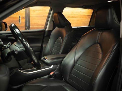 Used 2022 Toyota Highlander XLE FWD image 11