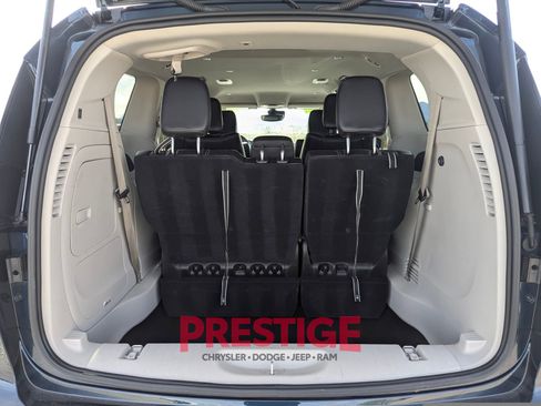 Used 2024 Chrysler Pacifica Select image 9