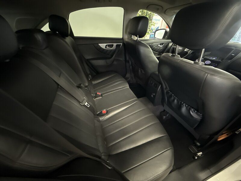 Used 2017 INFINITI QX70 AWD w/ Premium Package image 25