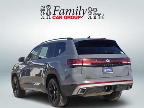 Used 2025 Volkswagen Atlas Peak Edition SE AWD/4WD image 3