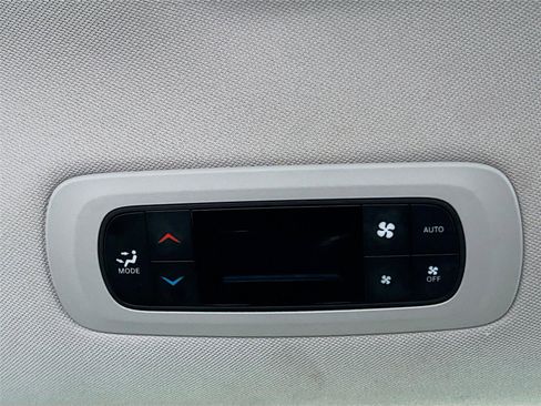 Used 2024 Chrysler Pacifica Touring-L image 23