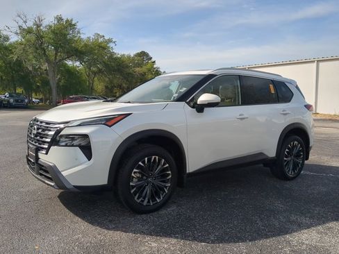Certified 2025 Nissan Rogue SL w/ Tech Package AWD/4WD image 8