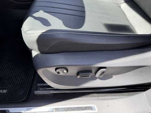 Used 2023 Volkswagen Tiguan SE R-Line image 11