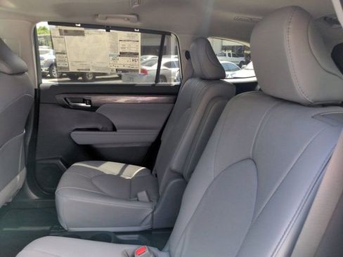Used 2021 Toyota Highlander Limited image 14