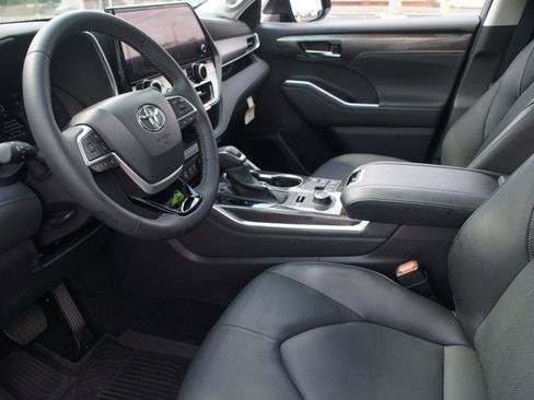 Used 2025 Toyota Highlander Limited image 14