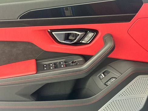 Used 2022 Lamborghini Urus image 18