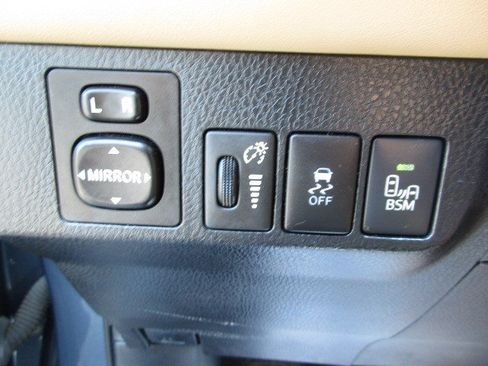 Used 2013 Toyota RAV4 Limited AWD/4WD image 19