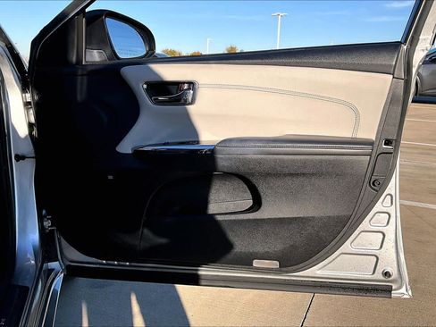 Used 2017 Toyota Avalon Limited image 21