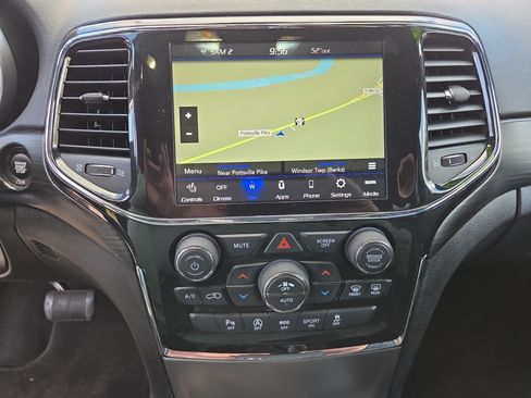 Certified 2022 Jeep Grand Cherokee Laredo X AWD/4WD image 27