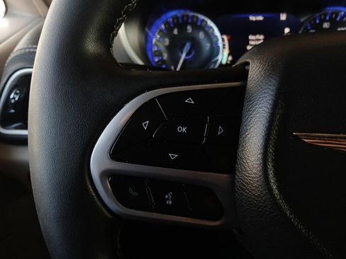 Used 2023 Chrysler Pacifica Touring-L image 18