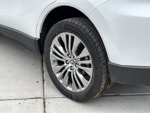 Used 2024 Toyota Venza Limited image 8