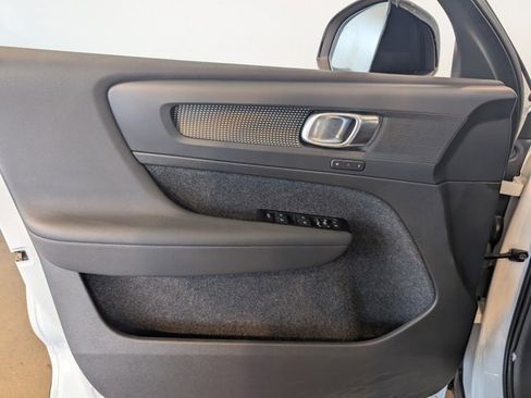 Used 2022 Volvo XC40 P8 Recharge Plus image 13