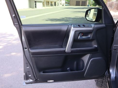 Used 2017 Toyota 4Runner SR5 AWD/4WD image 23