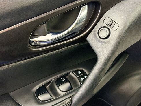 Used 2020 Nissan Rogue SV image 17