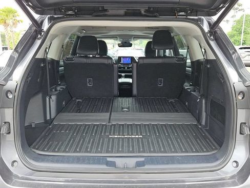 Used 2023 Toyota Highlander XLE FWD image 7