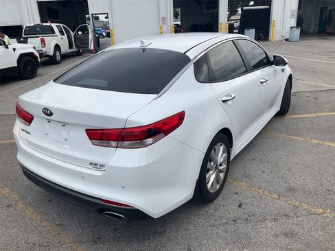 Used 2018 Kia Optima LX w/ 17" Alloy Wheels Package FWD image 9