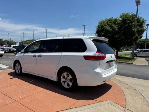Used 2019 Toyota Sienna L FWD image 4
