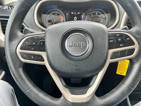 Used 2018 Jeep Cherokee Latitude w/ Safety Group AWD/4WD image 10