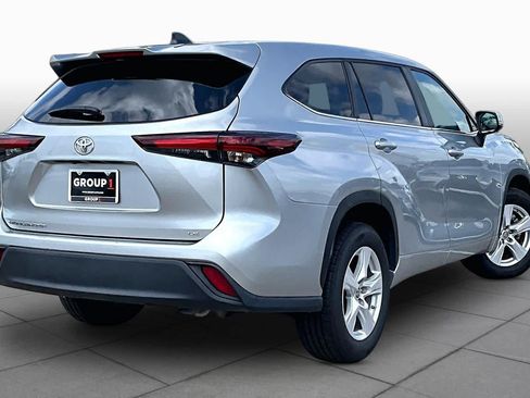 Used 2025 Toyota Highlander XLE FWD image 13