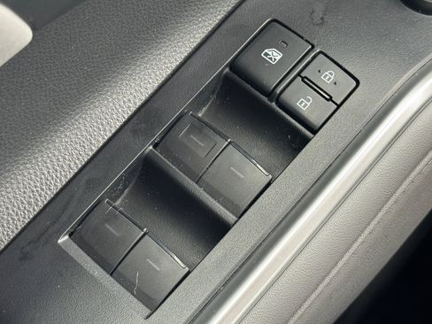 Used 2021 Toyota Highlander XLE image 24