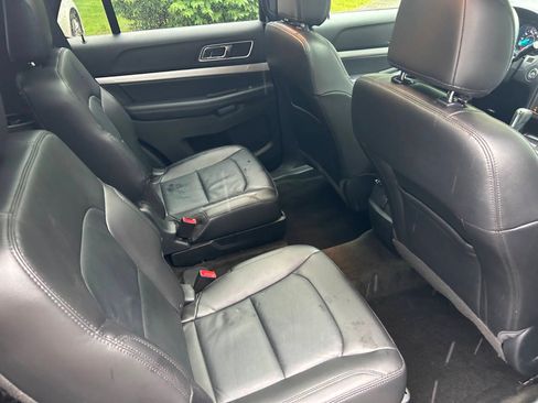 Used 2017 Ford Explorer XLT w/ Equipment Group 202A AWD/4WD image 32