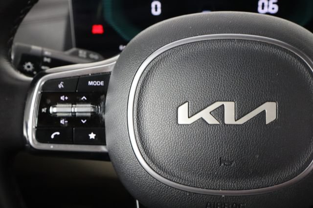 Certified 2025 Kia Carnival FWD image 8
